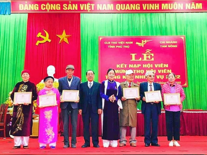 Ông Nguyễn Hữu Cầu, PCT Thường trực CLB Thơ VN Tỉnh Phú Thọ trao thưởng cho Hội viên CLB Thơ VN Chi nhánh huyện Tam Nông