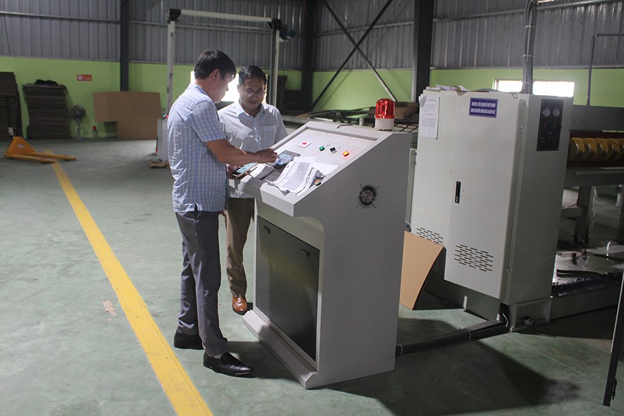 Hệ thống máy cắt chia khổ carton tự động được hỗ trợ một phần kinh phí từ nguồn vốn khuyến công quốc gia giúp Công ty Cổ phần Bao bì Carton Quảng Trị nâng cao chất lượng sản phẩm Hệ thống máy cắt chia khổ carton tự động được hỗ trợ một phần kinh phí từ nguồn vốn khuyến công quốc gia giúp Công ty Cổ phần Bao bì Carton Quảng Trị nâng cao chất lượng sản phẩm