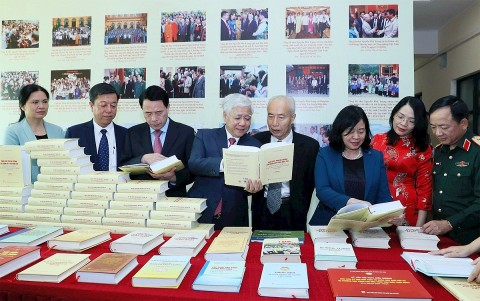 Cuốn sách "Phát huy truyền thống đại đoàn kết dân tộc, xây dựng đất nước ta ngày càng giàu mạnh, văn minh, hạnh phúc " của đồng chí Tổng Bí thư Nguyễn Phú Trọng