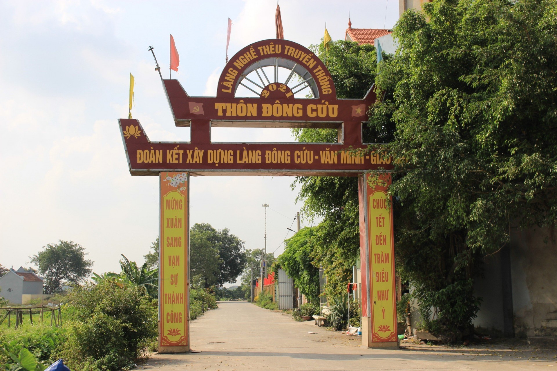 Khám phá kinh đô thời trang giới hầu đồng