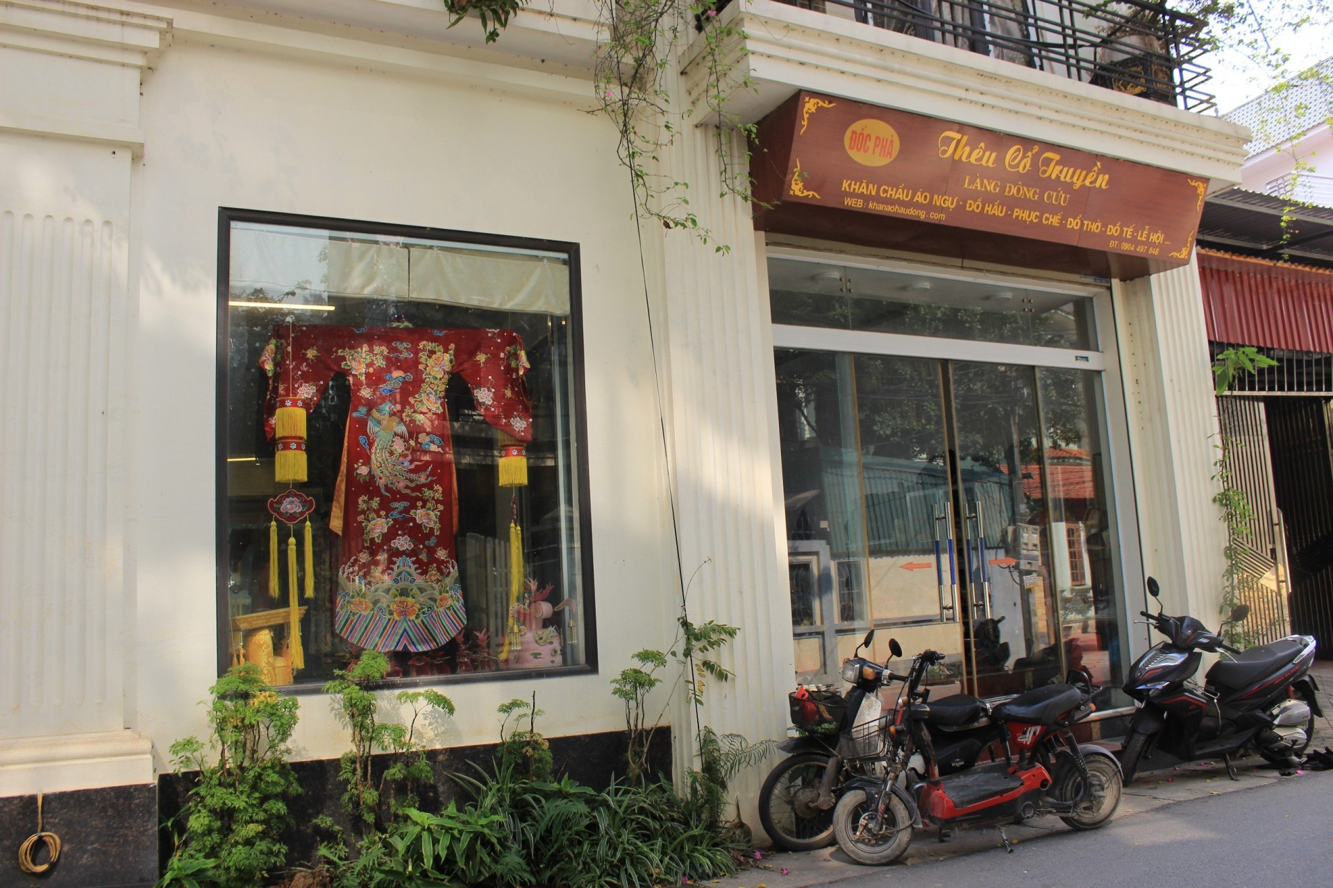 Khám phá kinh đô thời trang giới hầu đồng