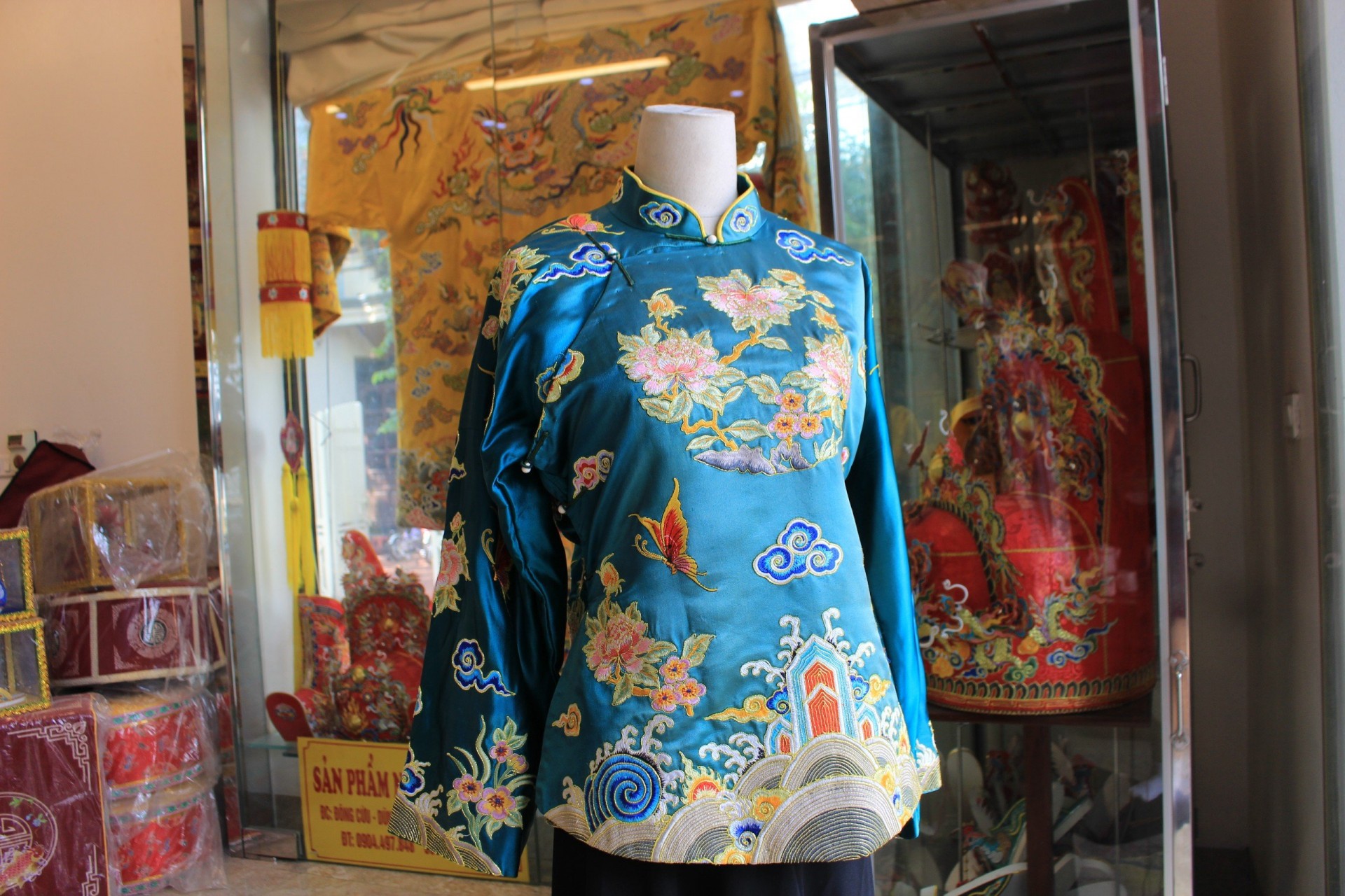 Khám phá kinh đô thời trang giới hầu đồng