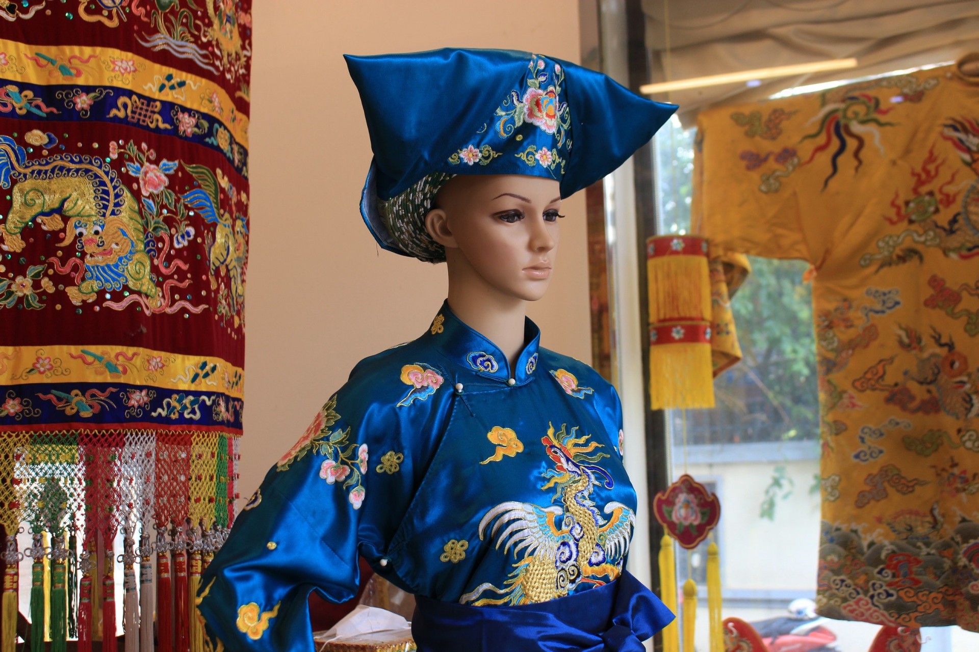 Khám phá kinh đô thời trang giới hầu đồng