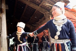 Giữ nghề trang phục truyền thống Dao tiền làng Khuổi Hoa