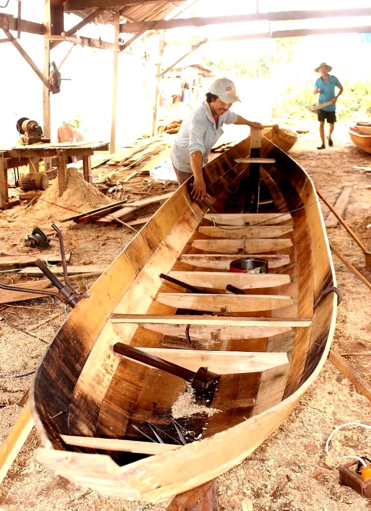 Làng nghề đóng xuồng ghe xã Mỹ Hiệp