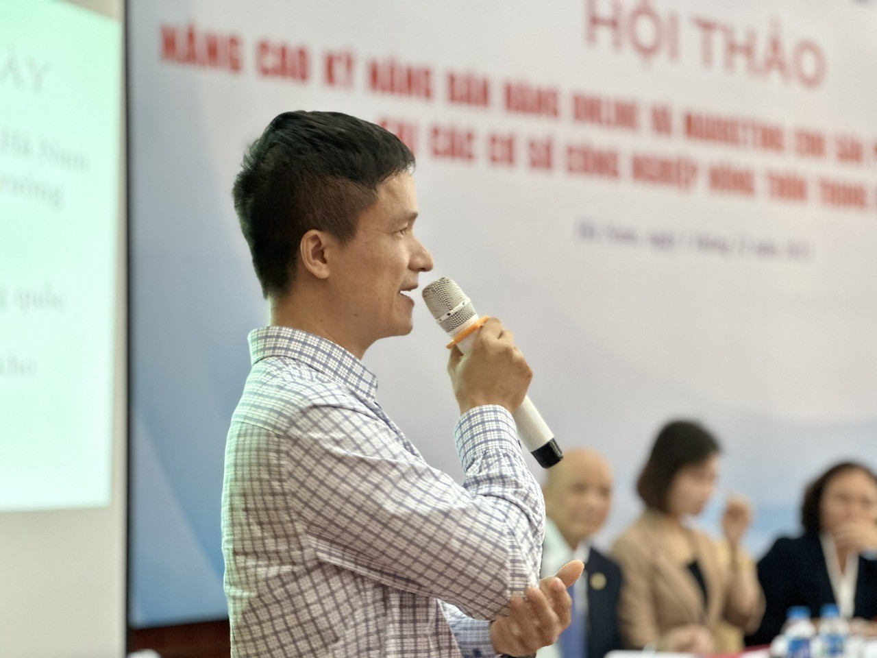 Ông Nguyễn Ngọc Thông - Công ty mây tre đan Ngọc Động (Hà Nam) phát biểu tham luận tại Hội thảo.