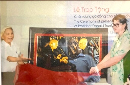 Bí thư Đại sứ quán Mỹ tại Việt Nam nhận bức chân dung Tổng thống Mỹ và Chủ tịch Triều Tiên do ông Phạm Xuân Trường trao tặng. Bí thư Đại sứ quán Mỹ tại Việt Nam nhận bức chân dung Tổng thống Mỹ và Chủ tịch Triều Tiên do ông Phạm Xuân Trường trao tặng.