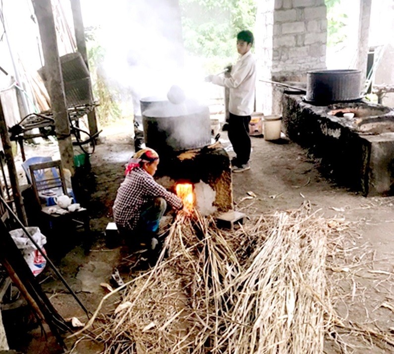 Ngày mới trên làng nghề đường phên Bó Tờ Ngày mới trên làng nghề đường phên Bó Tờ