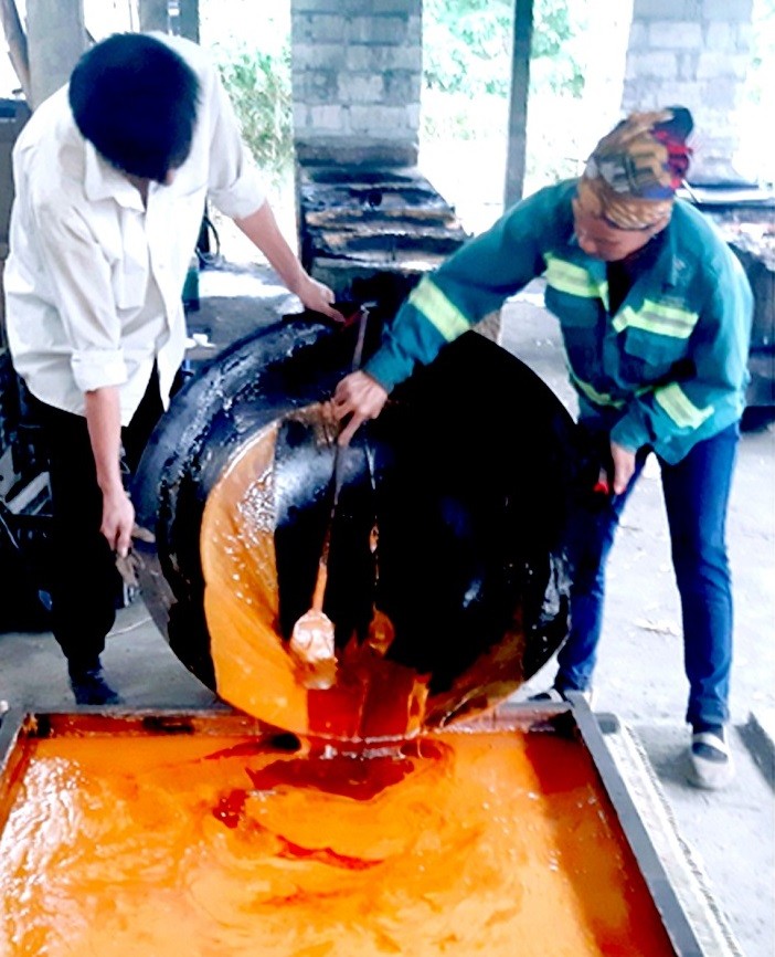 Ngày mới trên làng nghề đường phên Bó Tờ
