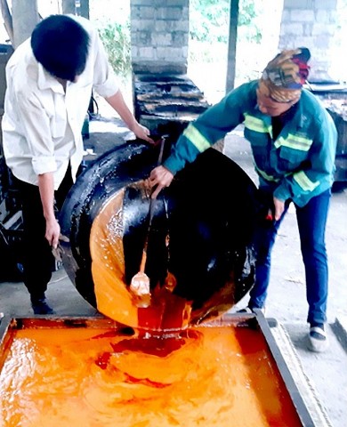 Ngày mới trên làng nghề đường phên Bó Tờ