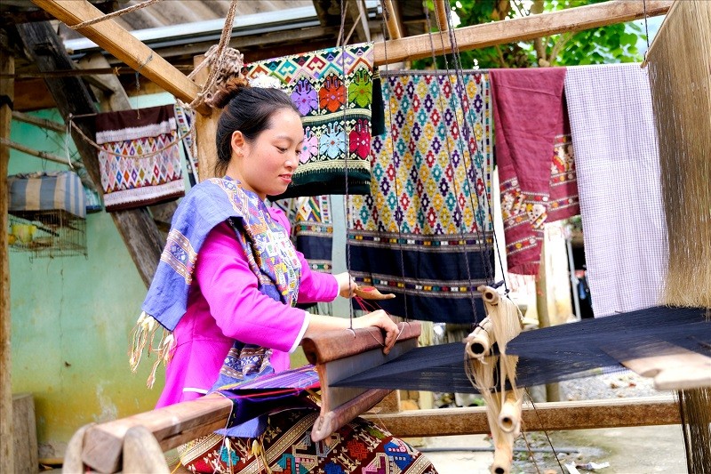 Hầu hết các hộ dân tộc Lào bản Pa Xa Lào, xã Pa Thơm, huyện Điện Biên đều đang duy trì nghề dệt vải thổ cẩm truyền thống Hầu hết các hộ dân tộc Lào bản Pa Xa Lào, xã Pa Thơm, huyện Điện Biên đều đang duy trì nghề dệt vải thổ cẩm truyền thống