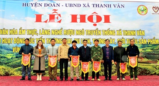 Lãnh đạo xã Thanh Vân trao cờ lưu niệm cho các đội dự thi  Lãnh đạo xã Thanh Vân trao cờ lưu niệm cho các đội dự thi