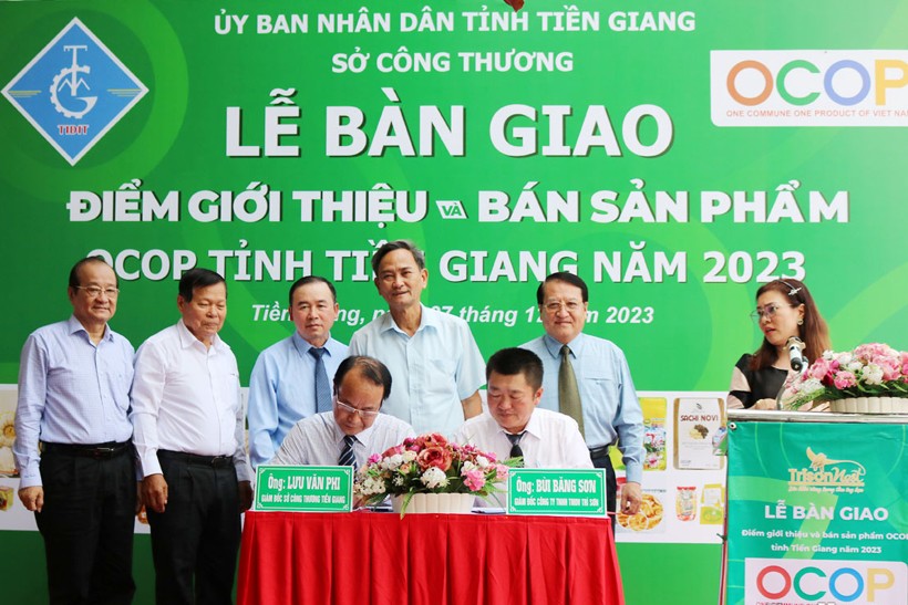 Lễ ký kết biên bản bàn giao Điểm giới thiệu và bán sản phẩm OCOP tỉnh Tiền Giang và cam kết triển khai thực hiện đến năm 2025 giữa Sở Công thương (bên giao) và Công ty TNHH TM DV Trí Sơn (bên nhận). Lễ ký kết biên bản bàn giao Điểm giới thiệu và bán sản phẩm OCOP tỉnh Tiền Giang và cam kết triển khai thực hiện đến năm 2025 giữa Sở Công thương (bên giao) và Công ty TNHH TM DV Trí Sơn (bên nhận).