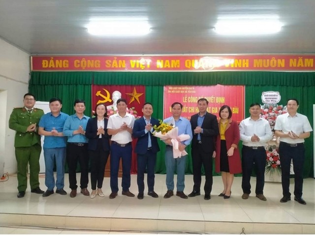 Đại diện Đảng ủy, chính quyền, các ban ngành chúc mừng Chi Hội Luật gia xã Yên Bà Đại diện Đảng ủy, chính quyền, các ban ngành chúc mừng Chi Hội Luật gia xã Yên Bà