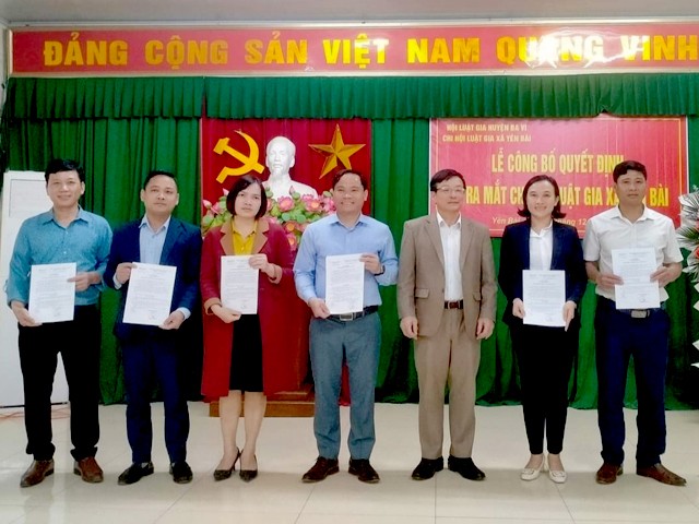 Ông Nguyễn Thành Sơn, Trưởng phòng Tư Pháp, Chủ tịch Hội Luật gia Huyện Ba Vì trao Quyết định cho các Luật gia xã Yên Bài Ông Nguyễn Thành Sơn, Trưởng phòng Tư Pháp, Chủ tịch Hội Luật gia Huyện Ba Vì trao Quyết định cho các Luật gia xã Yên Bài