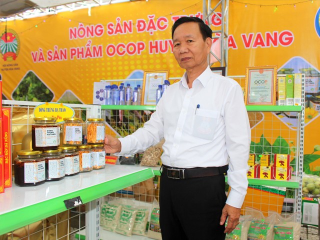 Ông Nguyễn Văn Vân, Chủ tịch Hội Nông dân huyện Hòa Vang giới thiệu các sản phẩm đạt Ocop của huyện Hòa Vang.