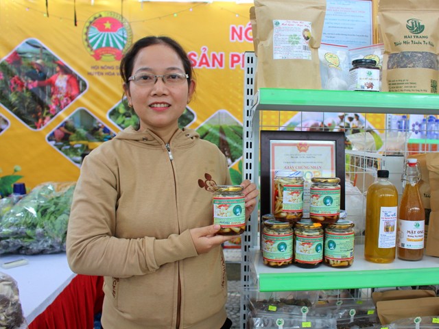 Chị Nguyễn Thị Bông, chủ cơ sở sản xuất Kiệu hương Hòa Nhơn giới thiệu sản phẩm kiệu hương Hòa Nhơn đạt Ocop 4 sao.