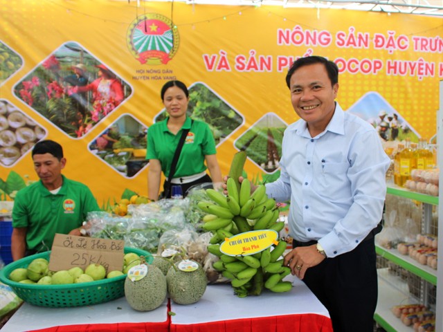 Ông Huỳnh Văn Hùng, Chủ tịch Hội Nông dân xã Hòa Phú giới thiệu các sản phẩm của xã vùng cao Hòa Phú.
