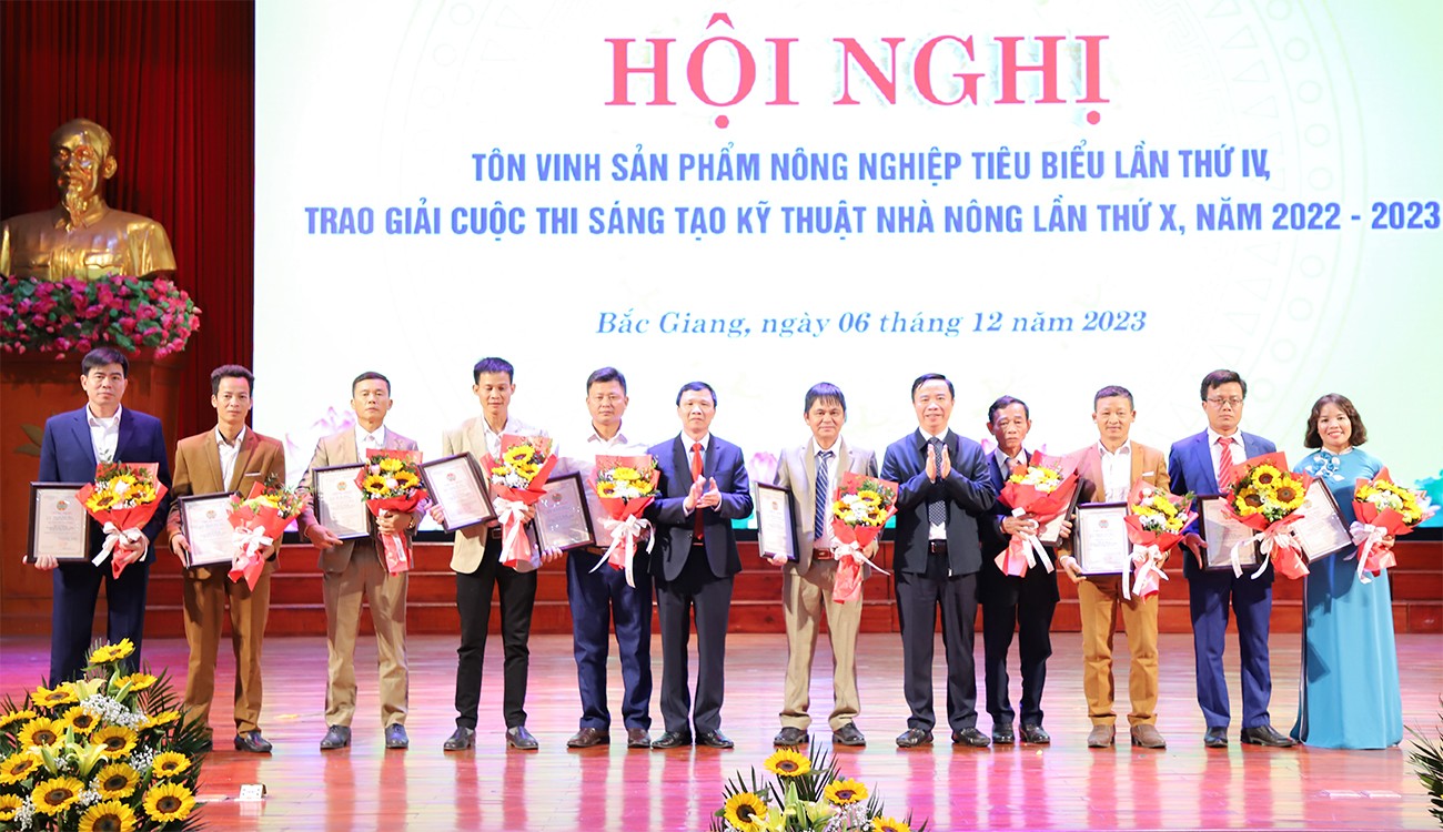 Lãnh đạo Hội Nông dân tỉnh, Sở Nông nghiệp và PTNT trao giải cho các tác giả, nhóm tác giả có giải pháp sáng tạo kỹ thuật xuất sắc. Lãnh đạo Hội Nông dân tỉnh, Sở Nông nghiệp và PTNT trao giải cho các tác giả, nhóm tác giả có giải pháp sáng tạo kỹ thuật xuất sắc.