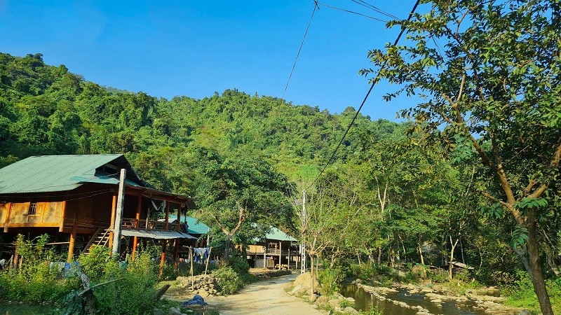 Phụ nữ Thái ở Kỳ Sơn giữ nghề dệt thổ cẩm truyền thống