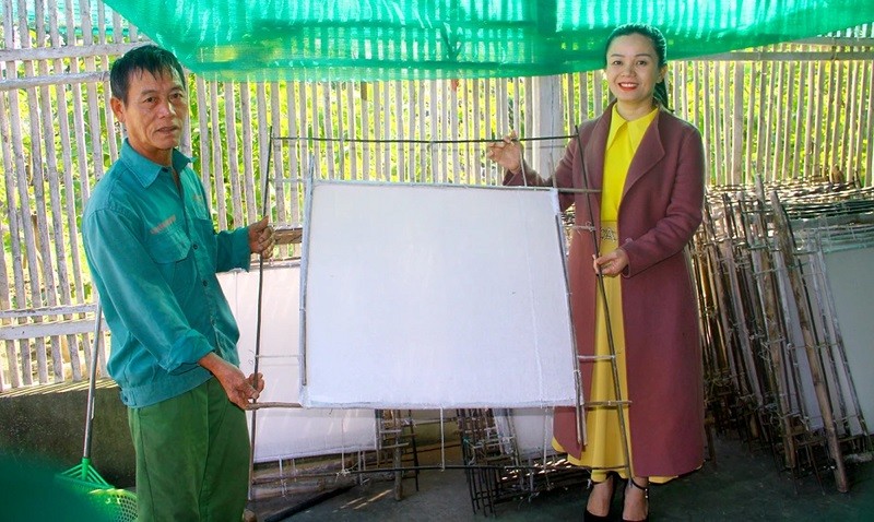 Các khuôn để tráng nước từ vỏ cây niệt tạo thành giấy dó. Các khuôn để tráng nước từ vỏ cây niệt tạo thành giấy dó.