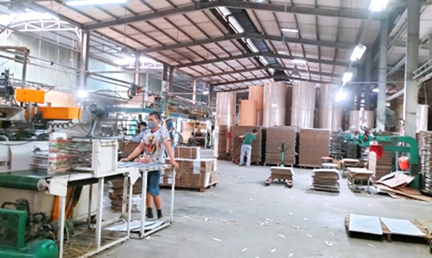 Dây chuyền sản xuất hộp bìa carton.