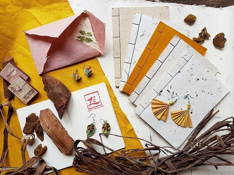 Các sản phẩm đa dạng làm từ giấy dó như sổ tay, lịch, đèn ngủ đến vòng cổ. Việc khôi phục một giá trị văn hóa đặc sắc tìm hướng ra cho sản phẩm giấy đã có phần thành công Các sản phẩm đa dạng làm từ giấy dó như sổ tay, lịch, đèn ngủ đến vòng cổ. Việc khôi phục một giá trị văn hóa đặc sắc tìm hướng ra cho sản phẩm giấy đã có phần thành công