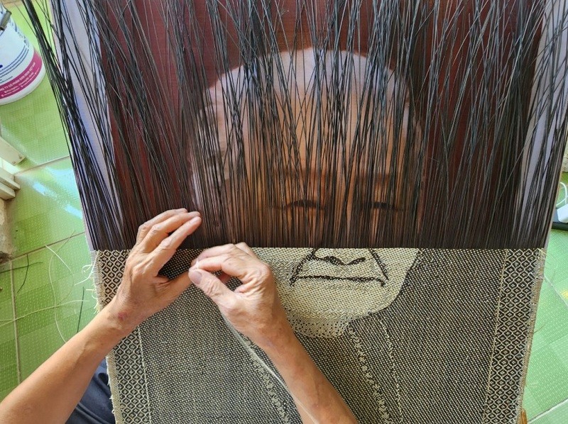 Các nghệ nhân ở làng Phú Vinh còn có thể miêu tả thành công thần thái của con người qua những bức chân dung bằng mây