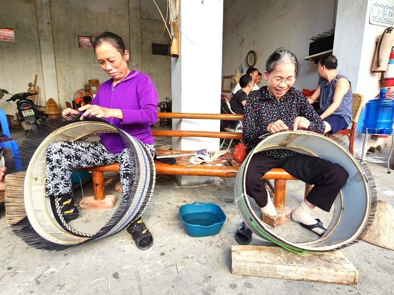 Người dân Phú Vinh đã gắn bó với nghề truyền thống cha ông truyền lại, tạo thu nhập cho mỗi gia đình