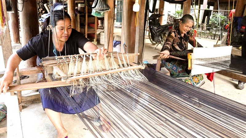 Phụ nữ Thái ở Kỳ Sơn giữ nghề dệt thổ cẩm truyền thống