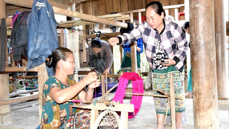 Phụ nữ Thái ở Kỳ Sơn giữ nghề dệt thổ cẩm truyền thống