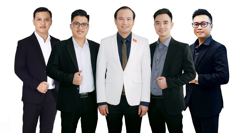 Ông Trần Anh Tuấn (đứng giữa) và các cộng sự