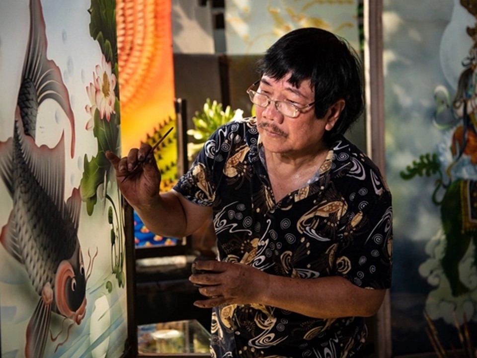   NNƯT Phạm Hồng Vinh với những sản phẩm tranh kính nghệ thuật độc đáo