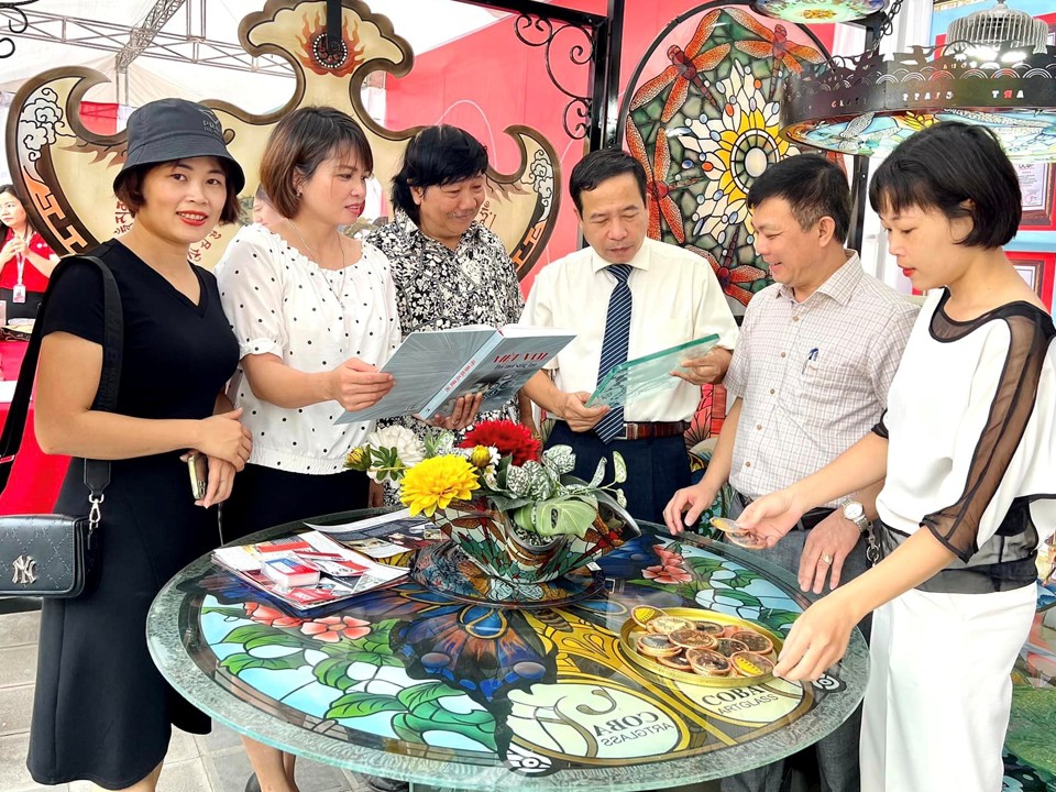 Sản phẩm tranh kính Vinh Coba được trưng bày, giới thiệu, quảng bá ở nhiều sự kiện và được nhiều người quan tâm.