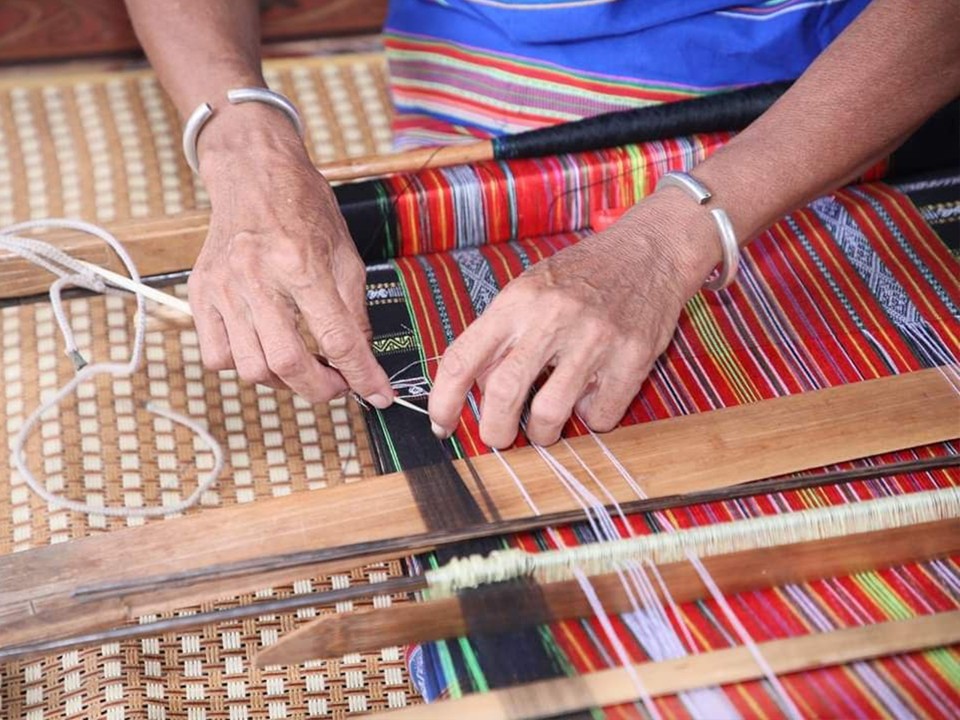 Thổ cẩm dân tộc S’tiêng mang màu sắc rực rỡ, hoa văn tinh xảo, độc đáo đậm bản sắc riêng. Thổ cẩm dân tộc S’tiêng mang màu sắc rực rỡ, hoa văn tinh xảo, độc đáo đậm bản sắc riêng.