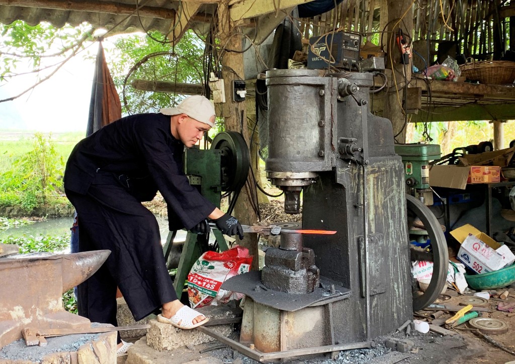 Nghề rèn mang lại thu nhập cao cho người dân xóm Pác Rằng, xã Phúc Sen (Quảng Hòa). Nghề rèn mang lại thu nhập cao cho người dân xóm Pác Rằng, xã Phúc Sen (Quảng Hòa).