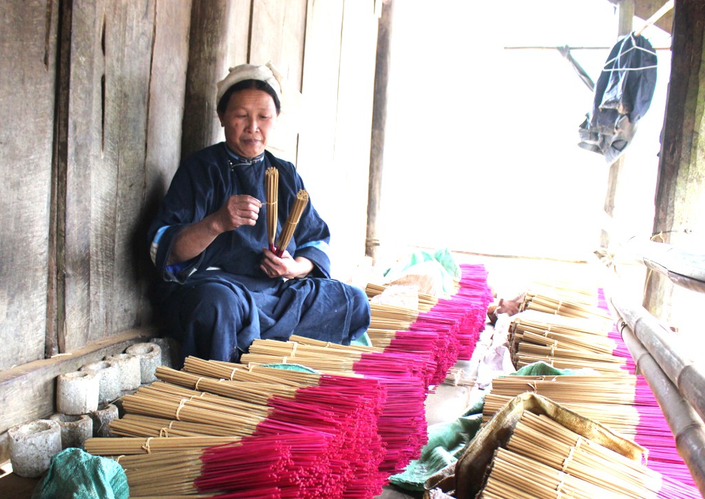 Nghề làm hương truyền thống mang lại thu nhập ổn định cho người dân xóm Đoàn Kết, xã Phúc Sen (Quảng Hòa). Nghề làm hương truyền thống mang lại thu nhập ổn định cho người dân xóm Đoàn Kết, xã Phúc Sen (Quảng Hòa).