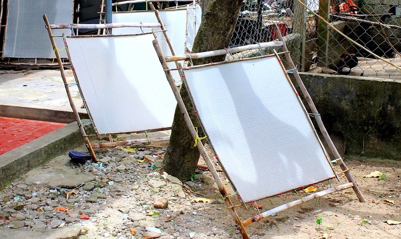 Làm giấy dó phải chờ trời nắng để đem phơi mới ra thành phẩm. Làm giấy dó phải chờ trời nắng để đem phơi mới ra thành phẩm.