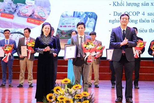 Phó Bí thư Thường trực Tỉnh ủy Lê Thị Thu Hồng trao Giấy chứng nhận sản phẩm nông nghiệp tiêu biểu năm 2023 Phó Bí thư Thường trực Tỉnh ủy Lê Thị Thu Hồng trao Giấy chứng nhận sản phẩm nông nghiệp tiêu biểu năm 2023