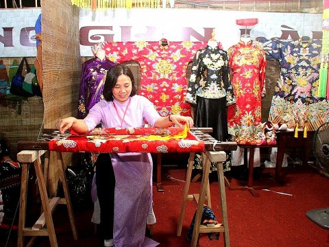 thach thuc thu hut nguoi tre den voi lang nghe truyen thong