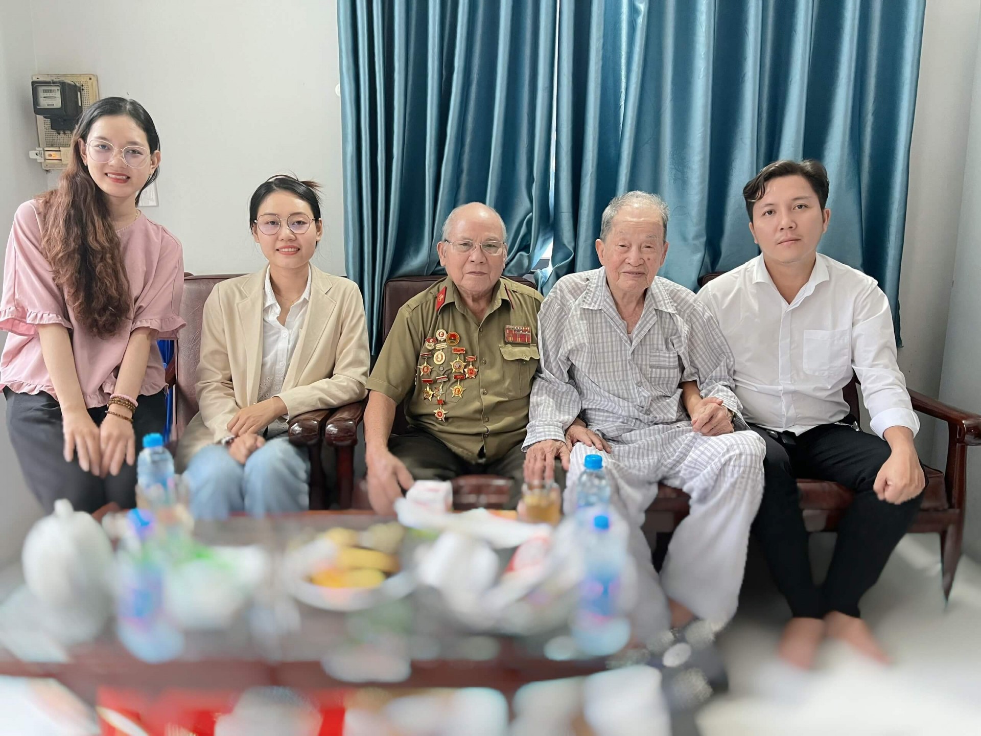 Đoàn phóng viên Tạp chí Làng nghề Việt Nam và Trung tá Phạm Văn Kề đến thăm hỏi sức khỏe Đại tá Nguyễn Văn Tàu