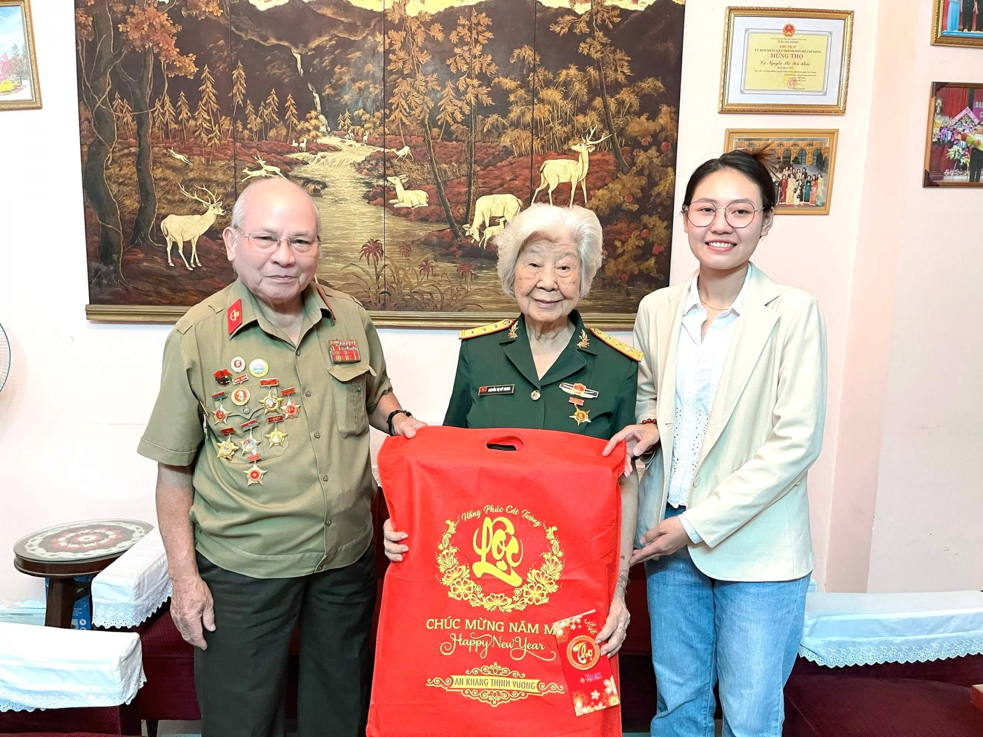 VPĐD tại TP. HCM - Tạp chí Làng nghề Việt Nam thăm, chúc Tết cựu chiến binh