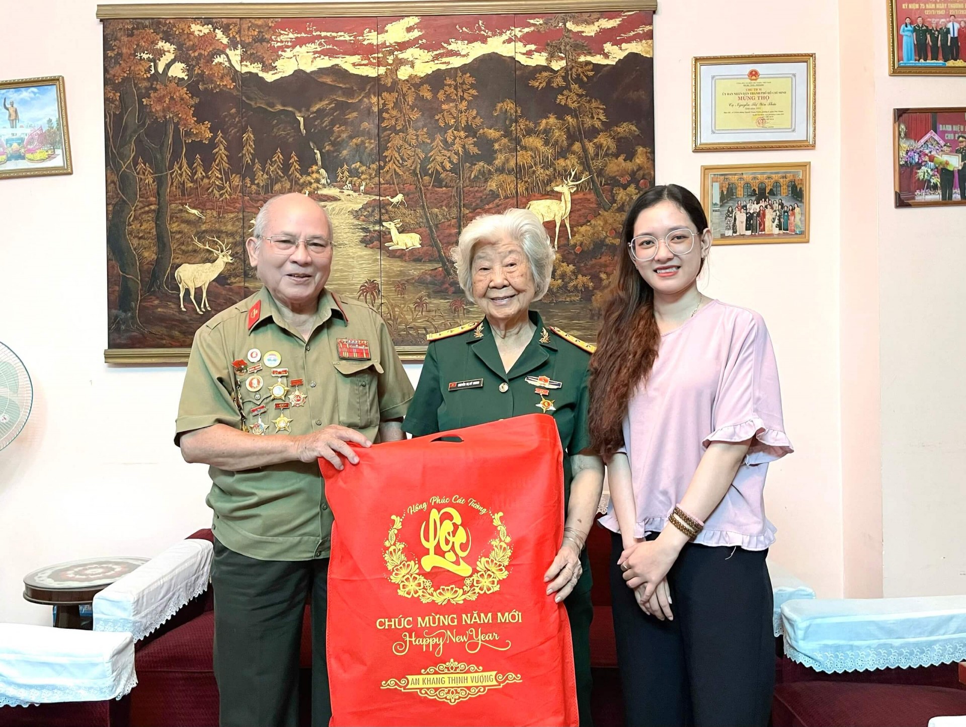 Đoàn đến thăm nhà Thượng úy, Anh hùng Lực lượng Vũ trang Nhân dân Nguyễn Thị Mỹ Nhung