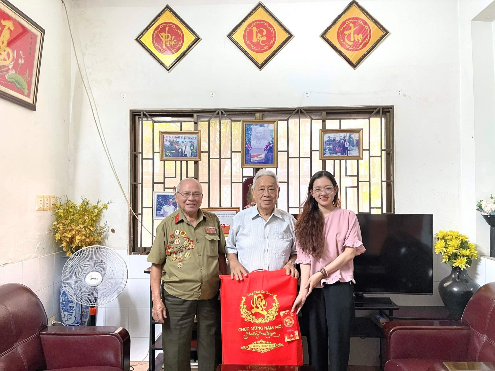 Trung tá Phạm Minh Hiền nhiệt tình chào đón đoàn phóng viên cùng Trung tá Phạm Văn Kề