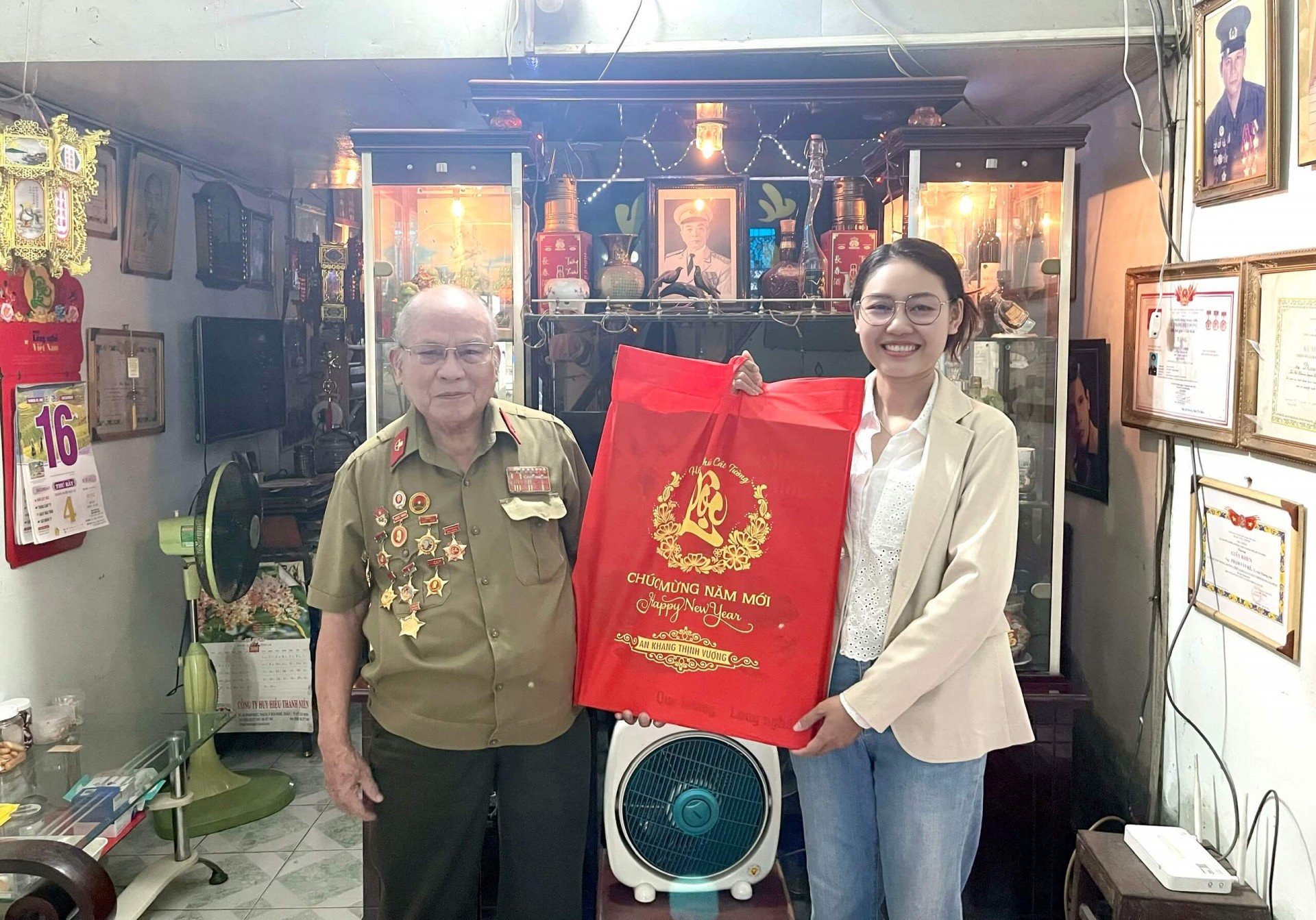 Phóng viên Bảo Quỳnh tặng quà tri ân đến Trung tá Phạm Văn Kề