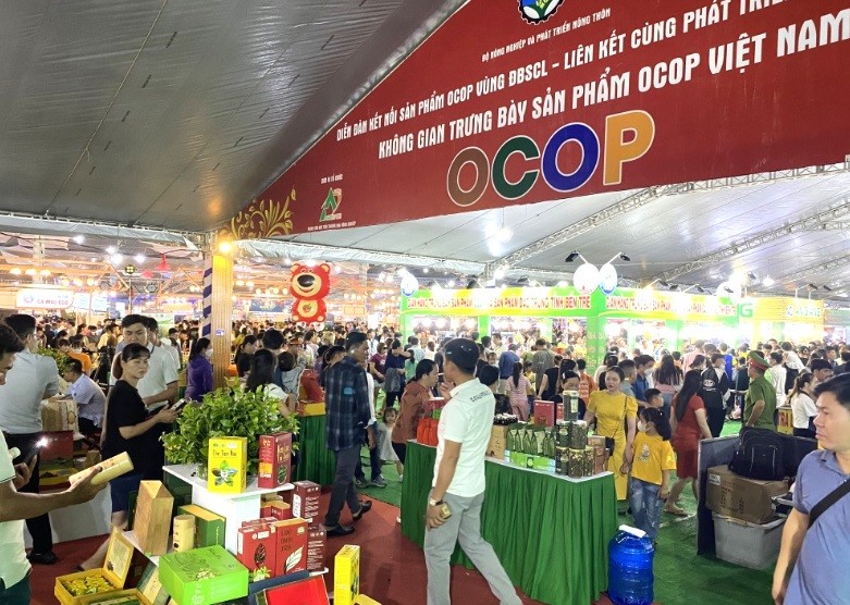 Đông đảo du khách tham quan tại không gian trưng bày sản phẩm OCOP tại Cà Ma