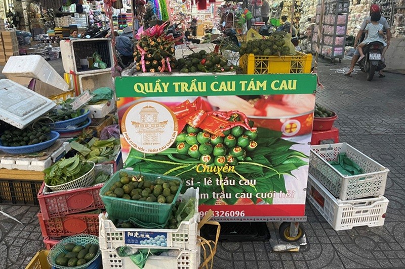 Những quầy hàng trầu cau được bày bán bán từ sáng sớm cho đến chiều tối để phục vụ nhu cầu của người dân chiều tối để phục vụ nhu cầu của người dân Những quầy hàng trầu cau được bày bán bán từ sáng sớm cho đến chiều tối để phục vụ nhu cầu của người dân chiều tối để phục vụ nhu cầu của người dân