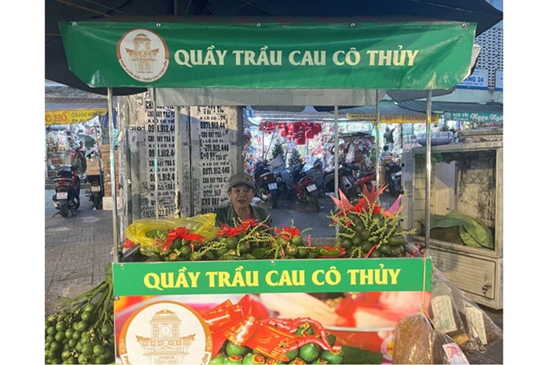 Ông Cảnh niềm nở giới thiệu từng loại trầu cau phù hợp nhu cầu cho người mua hàng người mua hàng Ông Cảnh niềm nở giới thiệu từng loại trầu cau phù hợp nhu cầu cho người mua hàng người mua hàng