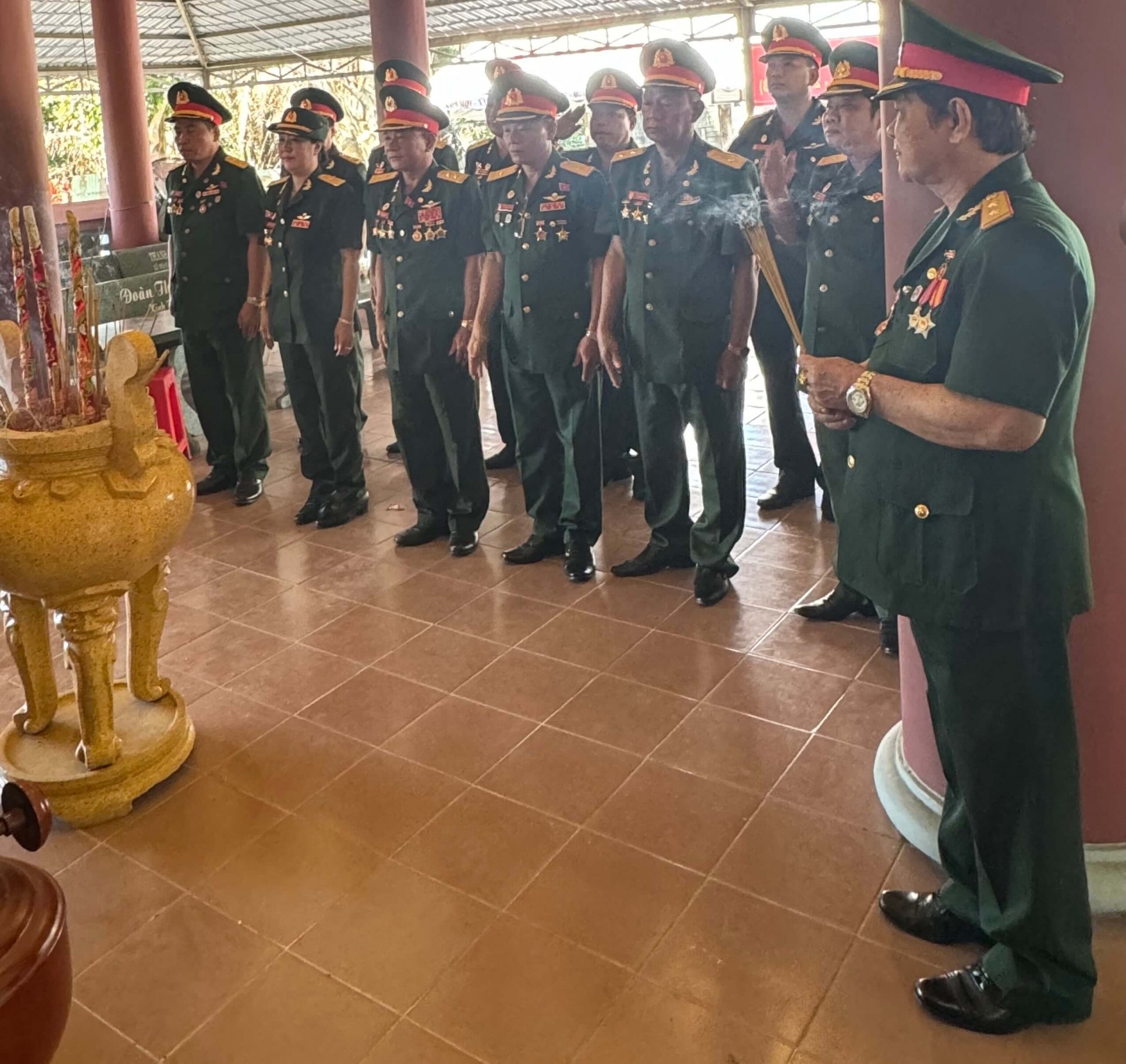 Đông đảo khách mời đến thắp nhang tưởng niệm anh hùng liệt sĩ tại Đền Gia Định Đông đảo khách mời đến thắp nhang tưởng niệm anh hùng liệt sĩ tại Đền Gia Định