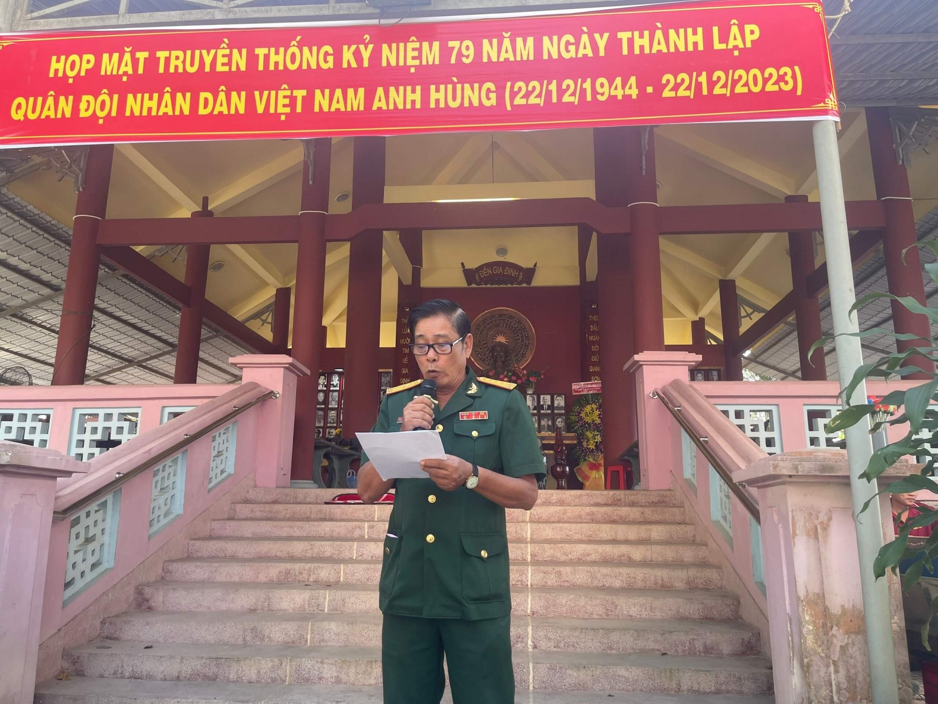 Đại tá Nguyễn Văn Tôn phát biểu tại buổi lễ Đại tá Nguyễn Văn Tôn phát biểu tại buổi lễ